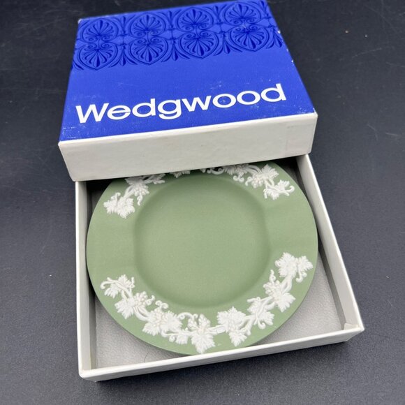 Vintage Wedgwood Jasperware Sage Green Ashtray, Round, Small, White, Dish W/ Box - Picture 9 of 10